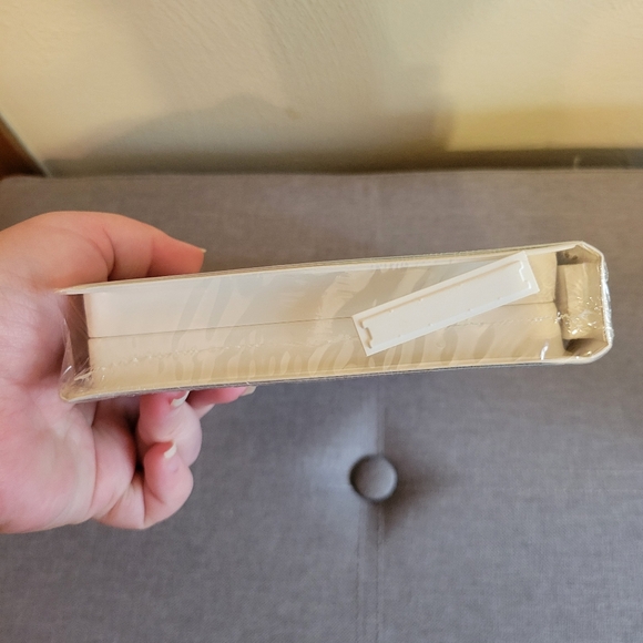 Aaron's Magic Village VHS Isaac Bashevis Singer Clamshell VERY RARE NEW - Picture 5 of 5